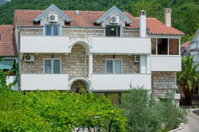 Отель Apartmani Krgušić  Тиват